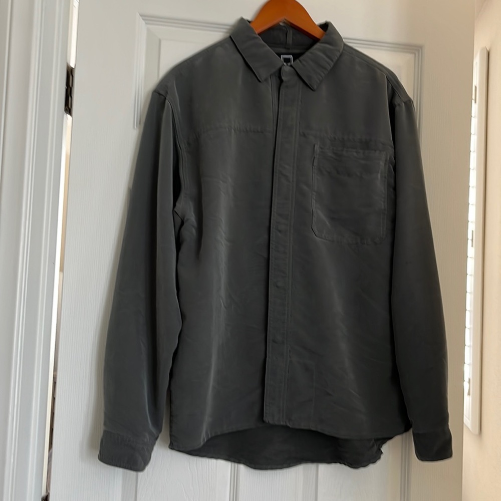 SCOTTEVEST TEC SHIRT, size M, mint condition, color gray.
